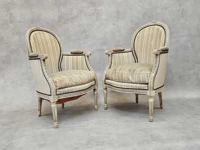paire de fauteuils de style Louis XVI avec assises rembourrées à rayures