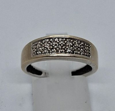 un gros plan d'une bague sertie de diamants
