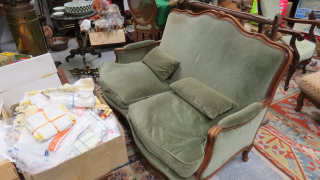 Salon style Louis XV comprenant banquette (H : 90 x136x80) et deu...
