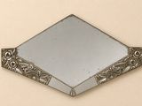 un miroir accroché au mur