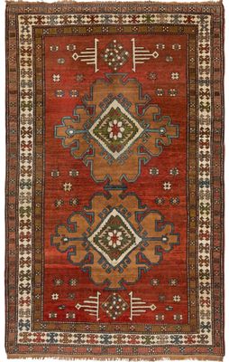 un tapis rouge et bleu à motifs géométriques