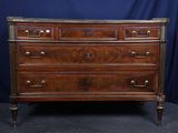 une commode ancienne en acajou avec des ferrures en laiton
