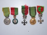 trois médailles et une médaille sur une surface blanche