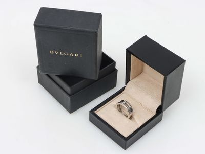 BULGARI. Bague bandeau "B. Zero 1" en or gris.