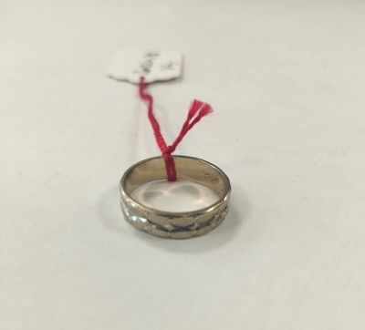 Alliance en or gris 18K(750/1000) à décor gravé. - Photo 1