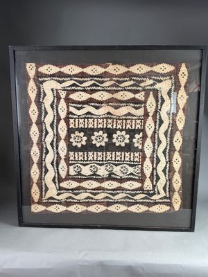 Tapa appelé « masi » encadré sous verre, Fidji. Étoffe décor…