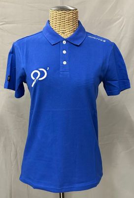 un polo bleu pour femme avec un logo blanc sur la poitrine