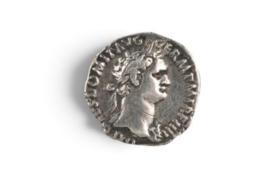 gros plan d'une pièce de monnaie sur laquelle figure un visage de femme