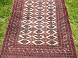 un tapis rouge et noir orné d'un motif en forme de diamant