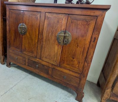 une armoire en bois surmontée d'un miroir
