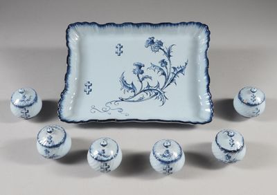 une photo d'une assiette bleue et blanche entourée d'un tas de balles