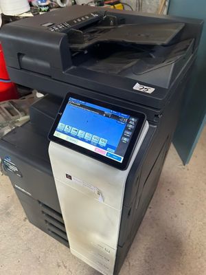 une imprimante multifonction posée sur un bureau