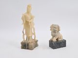 paire de figurines chinoises en ivoire sculpté représentant une femme et un chien