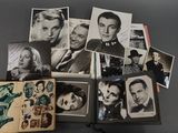 un livre ouvert sur lequel sont posées plusieurs vieilles photos en noir et blanc