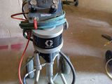 une machine placée au milieu d'une pièce