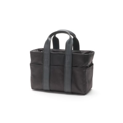 Le petit sac fourre-tout est noir et comporte deux anses de chaque côté.