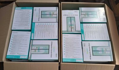 plusieurs boîtes d'appareils électroniques sont empilées les unes sur les autres