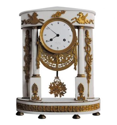 Pendule portique en bronze doré au mercure et marbre blanc à…