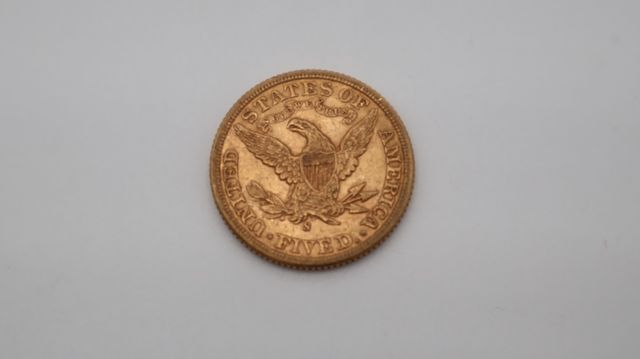 Une pièce de monnaie en or à valeur faciale de cinq dollars USA L...