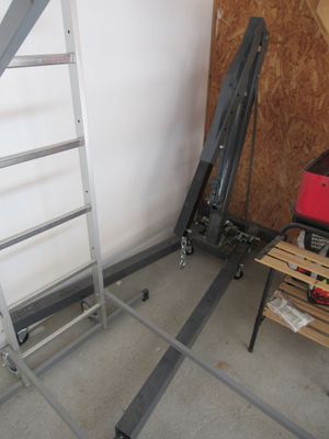 une échelle appuyée contre un mur dans un garage
