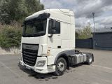 un camion blanc garé dans un parking