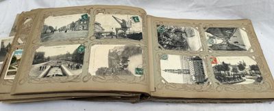 un livre ouvert sur lequel figurent des photos de différents endroits