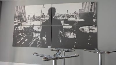 une photo en noir et blanc d'un homme jouant de la batterie