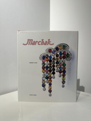 un gros plan sur une brochure présentant un assortiment de perles colorées