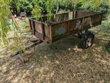 une petite remorque garée dans l'herbe