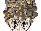 une photo d'une sculpture représentant une tête de femme, réalisée à partir de disques métalliques