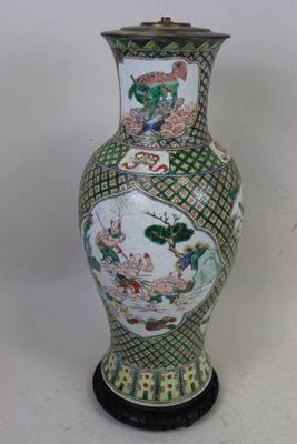 Grand pied de lampe en porcelaine, dans le goût de la famill…