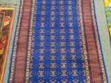 trois tapis au sol, un bleu et un rouge