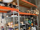 une pièce remplie de nombreuses étagères et d'une multitude d'outils