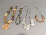 beaucoup de colliers et de bracelets posés sur une table