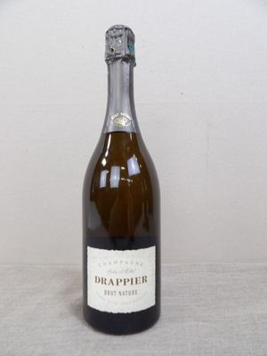 une bouteille de vin posée sur une table