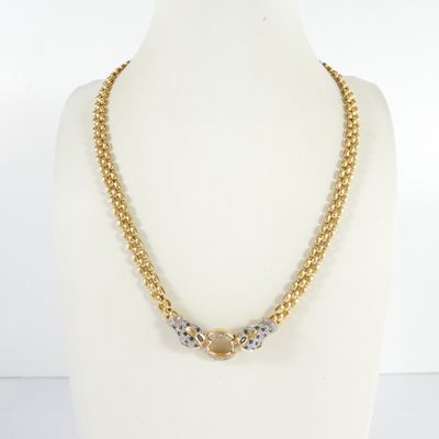 gros plan d'un collier sur un mannequin mannequin mannequin mannequin mannequin mannequin mannequin mannequin mannequin