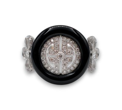 une photo d'une bague en diamant noir et blanc ornée d'une croix