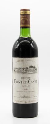 la bouteille de vin est posée sur une surface blanche
