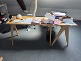 un bureau sur lequel se trouvent de nombreux livres et papiers