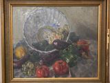 une peinture à l'huile représentant un bol de fruits et de légumes posé sur une table