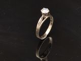 gros plan d'une bague en diamant sur une surface noire