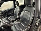 l'intérieur d'une voiture avec des sièges en cuir noir et un volant