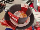 de nombreuses casseroles et poêles exposées dans un magasin