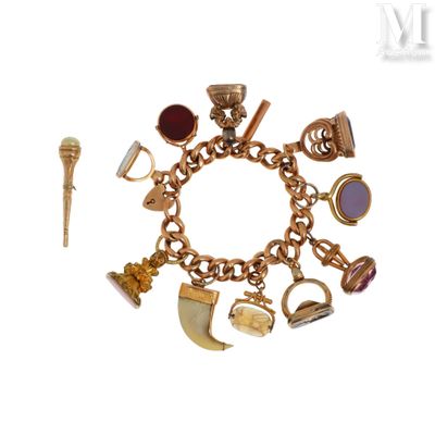 un bracelet en or orné de plusieurs breloques