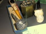 un grand nombre d'objets posés sur une table