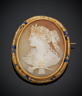 une image représentant une femme de profil, dans une broche aux couleurs or et bleu