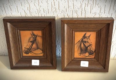 tableau représentant un cheval et une tête de cheval, dans un cadre en bois