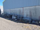 de nombreux objets métalliques anciens entassés à l'extérieur d'un bâtiment