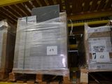 de nombreuses palettes de cartons, chacune sur une palette, dans un entrepôt
