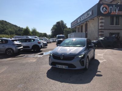 une voiture garée devant un immeuble, sur un parking